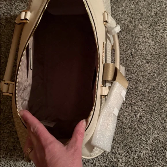 Michael Kors Cream Multi Trolley and duffle bag - Picture 4 of 14